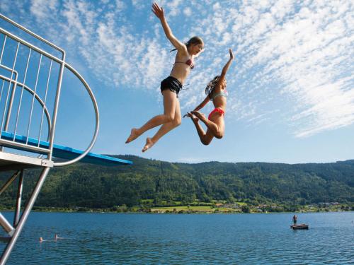奥西亚歇尔湖畔施泰因多夫霍夫曼希酒店的两个女孩跳水跳水板