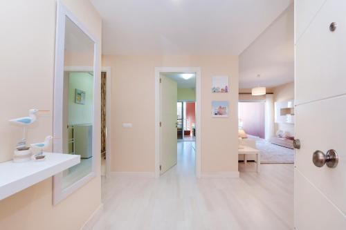 波尔蒂芒罗沙蓝海公寓的浴室设有白色的墙壁和走廊
