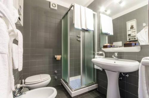 塞斯特雷Apartment 4 Residence Palace 2的浴室配有卫生间、盥洗盆和淋浴。