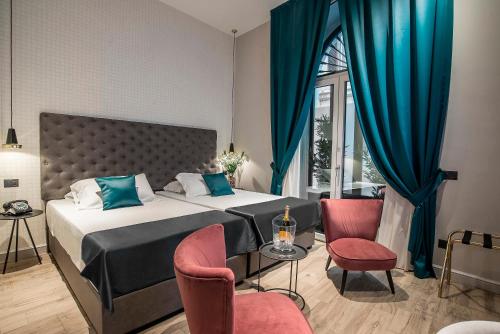 罗马纳沃纳街酒店的一间卧室配有一张床、两把椅子和一个窗户