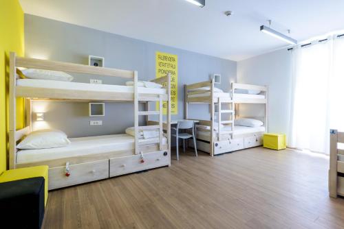 杜布罗夫尼克欧罗阿德利亚旅舍的客房设有三张双层床和一张书桌。
