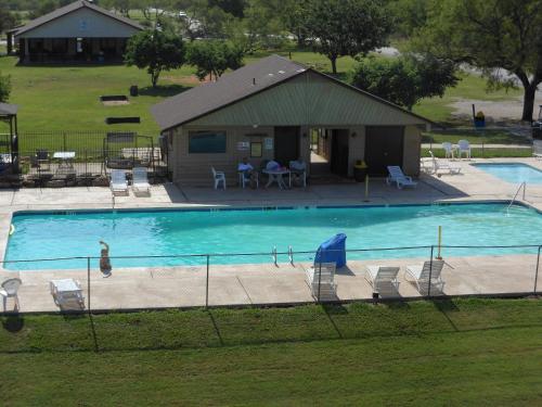 布里奇波特Bay Landing Camping Resort Deluxe Cabin 29的一个带椅子的大型游泳池