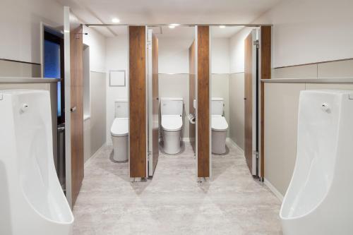 东京涩谷旅馆（只限男性）的浴室设有2个卫生间和2个水槽