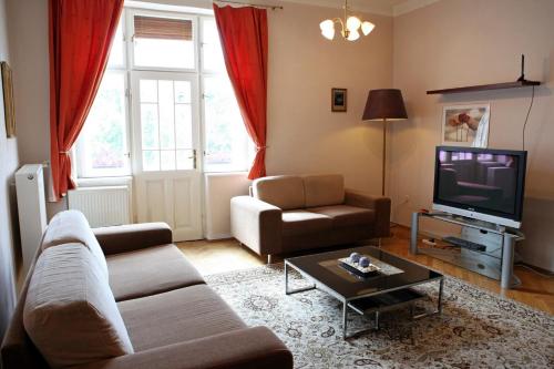 科希策Apartmán Moyzesova的带沙发和电视的客厅