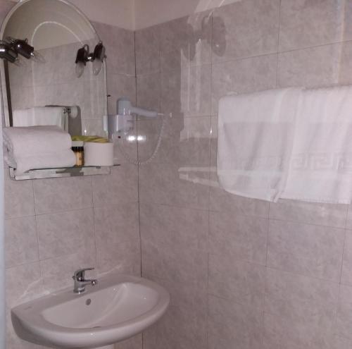 纳弗帕克托斯Ξενοδοχείο Αφροδίτη- Hotel Aphrodite的浴室配有盥洗盆、镜子和毛巾
