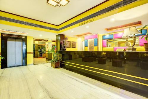 德拉敦Hotel Ajanta Continental的大厅,房子里设有保龄球馆