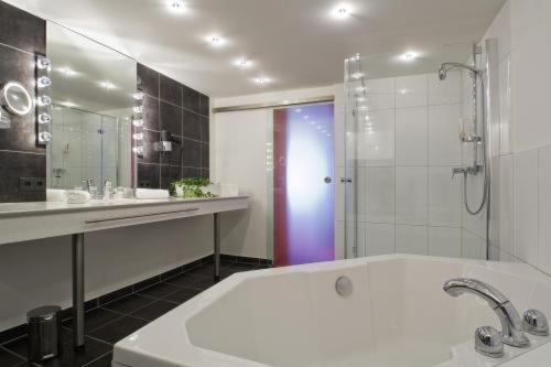宾岑Ochsen Hotel & Restaurant Binzen / Basel的带浴缸、淋浴和盥洗盆的浴室