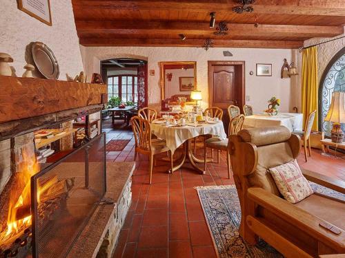 格赖瑙Alpenchalet Zum Jeremia的客厅配有桌子和壁炉