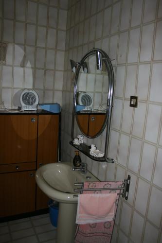 巴勒莫安蒂卡萨托瑞公寓的一间带水槽和镜子的浴室