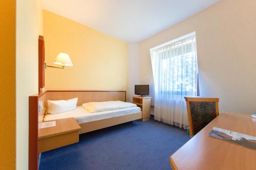上阿斯巴赫蒙达纳酒店的酒店客房设有床和窗户。