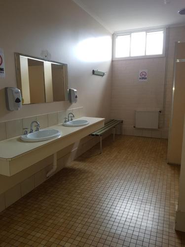 曼斯菲尔德曼斯菲尔德旅客山林小屋汽车旅馆的浴室设有2个水槽和镜子