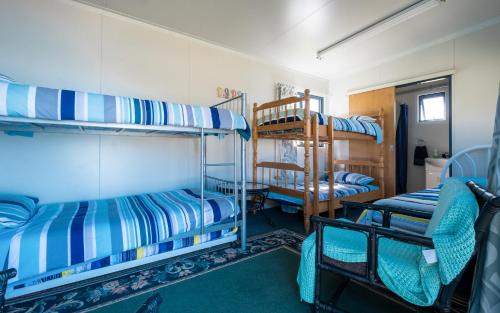 Omiha怀赫科岛水边山林小屋的带两张双层床和椅子的房间
