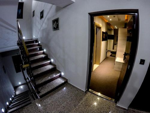 科帕奥尼克SM Apartments Kopaonik的通往走廊的楼梯,走廊上设有门