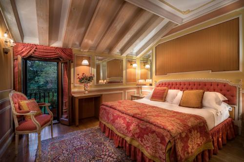 米拉玛格丽塔罗曼蒂克别墅酒店的卧室配有床、椅子和窗户。