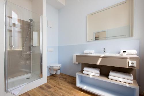 柏林柏林东十字青年旅馆的一间带水槽和淋浴的浴室