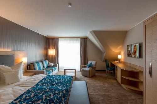 维林根霍克海德酒店的酒店客房设有床和客厅。