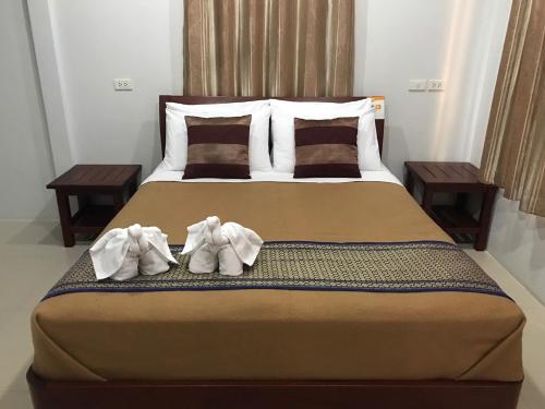 北碧吉姆旅馆的一间卧室配有一张床,上面有两条毛巾