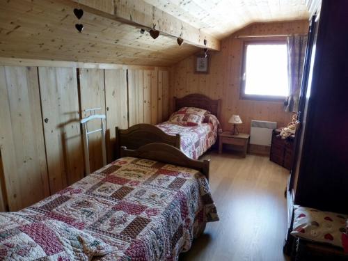 萨莱切乐斯特拉斯德瓦尔默住宿加早餐酒店的小木屋内一间卧室,配有两张床