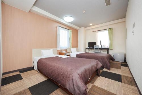 宇都宫宇都宫酒店的酒店客房配有两张床和一张书桌