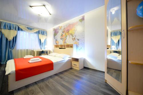 车里雅宾斯克Five Stars Family的卧室配有一张床,墙上有地图