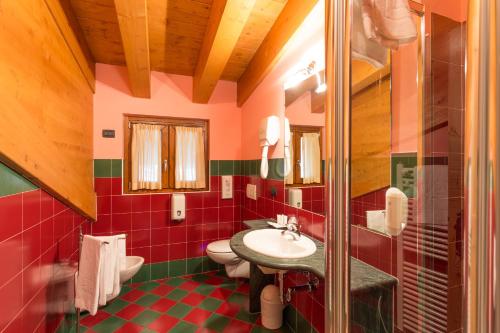 阿帕里卡阿利希酒店的浴室设有2个卫生间和水槽