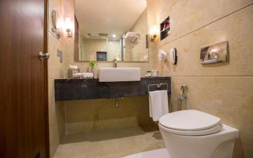 哥印拜陀哥印拜陀塔酒店的浴室配有白色卫生间和盥洗盆。
