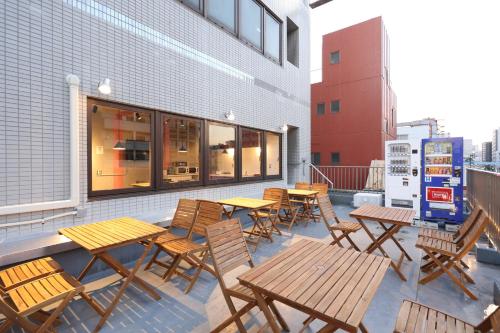 东京江户橡树酒店的庭院里摆放着几张木桌和椅子