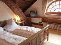 阿尔布鲁克兰德格斯霍夫赫尔森酒店的一间带一张大床的卧室,位于带窗户的房间内