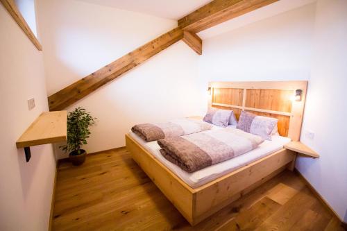 平茨高谷地霍勒尔斯巴赫Apartment gmiatlich Wohnen的阁楼上的卧室配有一张大床
