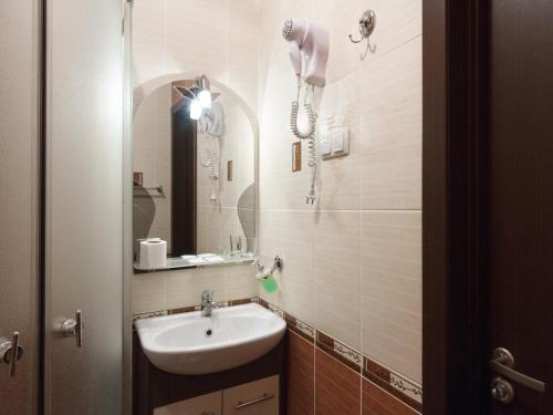 哈尔科夫阿索特尔酒店的一间带水槽和镜子的浴室
