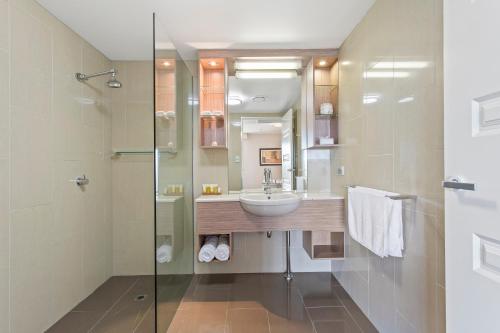 洛坎普顿中央商务区行政公寓的一间带水槽和淋浴的浴室