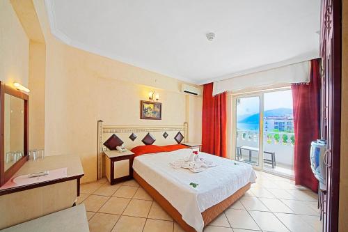 马尔马里斯新纶酒店的酒店客房设有一张床和一个大窗户