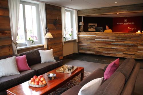 英格堡Hotel Hoheneck- self check-in的客厅配有两张沙发和一张桌子