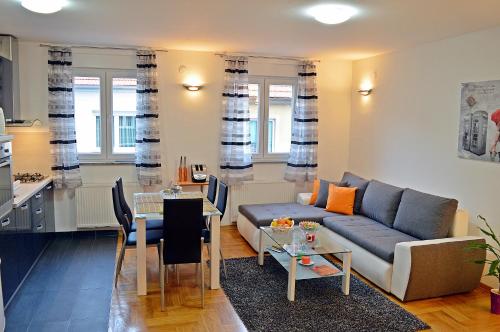 萨格勒布托尼公寓的客厅配有沙发和桌子