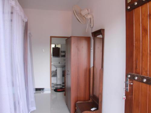米瑞莎兰花休闲旅馆的走廊上设有镜子和盥洗盆
