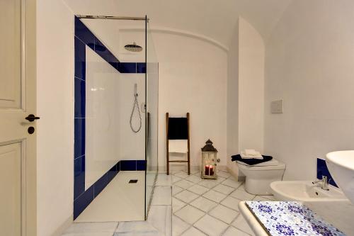诺维利古雷德梅特拉农场住宿加早餐旅馆的一间带玻璃淋浴和卫生间的浴室