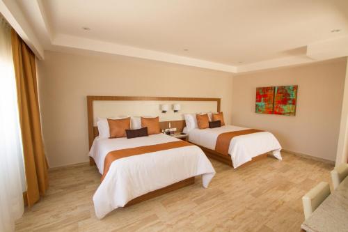 莱昂Hotel Soleil Business Class的配有两张床的酒店客房
