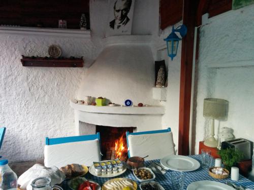 塞尔丘克亚马逊仿古酒店的一张带壁炉、食物的桌子