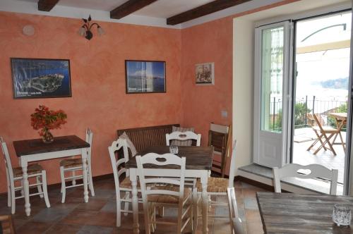 巴韦诺伊尔费里欧洛住宿加早餐旅馆的一间拥有橙色墙壁和桌椅的用餐室