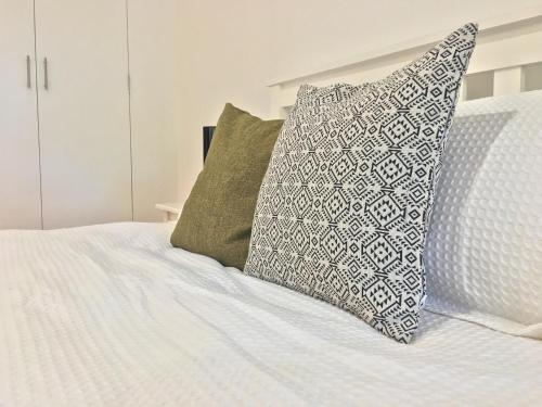 努库阿洛法汤加之家酒店的一间卧室配有带2个枕头的床