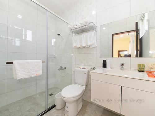 五结童玩節微笑18民宿的白色的浴室设有卫生间和淋浴。