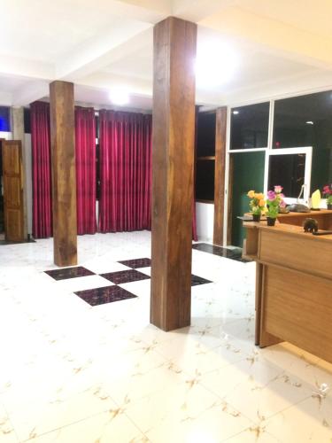 奇洛Hotel Athina & Restaurant的大堂设有柱子和红色窗帘