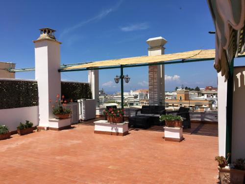 阿纳卡普里Attico Panoramico的屋顶上带沙发和椅子的庭院