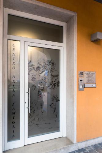 特雷维索家庭中心旅馆的一座涂有涂鸦的建筑的玻璃门