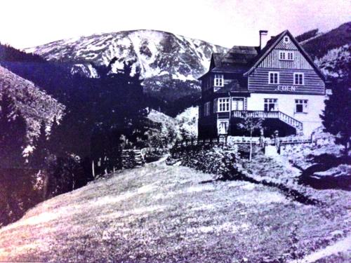 派克波特斯耐兹库Vila Eden的山顶上房子的旧照片