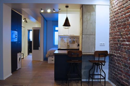 杜塞尔多夫Jordan Suite Executive Furnished Apartment的厨房配有水槽和2个吧台凳