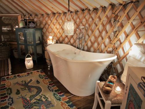 CatignanoGlamping Abruzzo - The Yurt的帐篷内带浴缸的浴室