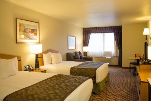 大瀑布城水晶套房酒店 - 大瀑布的酒店客房,设有两张床和一张沙发