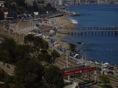 瓦尔帕莱索Excelente Vista a la Bahía de Valparaíso的享有海滩、码头和大海的景色