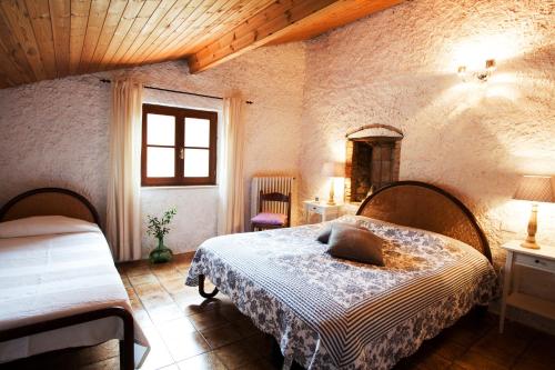 里帕尔贝拉Casa al Pino的一间卧室配有一张床和镜子